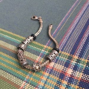 Meet your Posher, Lama